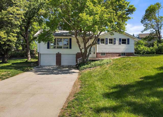 Property at 10060 Miami Cir, Omaha, NE 68134, 3 beds, 2.5 baths