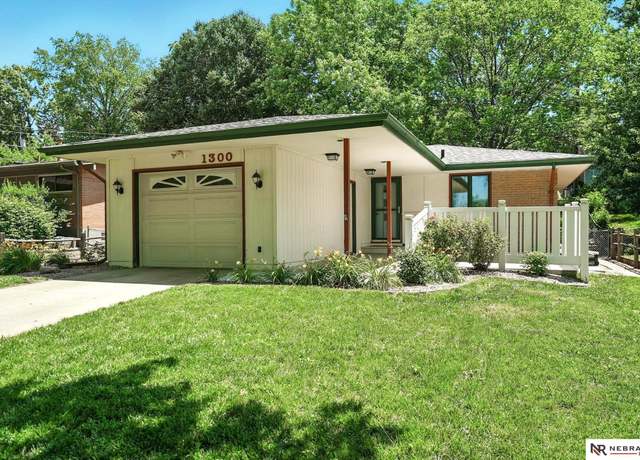 Property at 1300 Scenic Dr, Lincoln, NE 68505, 3 beds, 2 baths