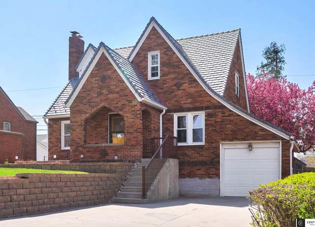 Property at 4539 Walnut St, Omaha, NE 68106, 3 beds, 2 baths