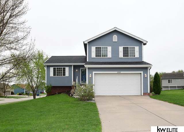 Property at 2903 Yorktown St, Bellevue, NE 68123, 3 beds, 2 baths