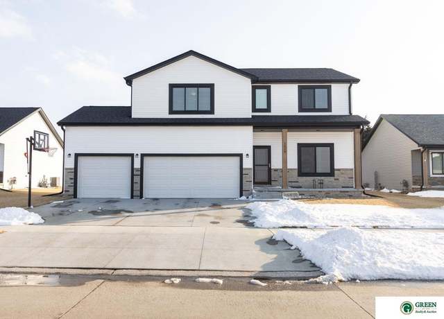 Property at 2028 E 17th St, York, NE 68467, 4 beds, 2.5 baths