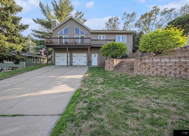 Property at 823 Beaver Lake Blvd, Plattsmouth, NE 68048, 3 beds, 3 baths