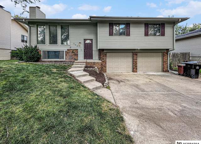 Property at 748 W Godfrey Dr, Lincoln, NE 68521, 3 beds, 2 baths