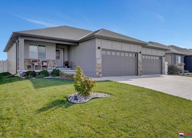 Property at 610 N 105th St, Lincoln, NE 68527, 5 beds, 3 baths