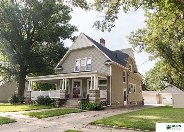Property at 650 E 9th St, York, NE 68467, 4 beds, 2.5 baths