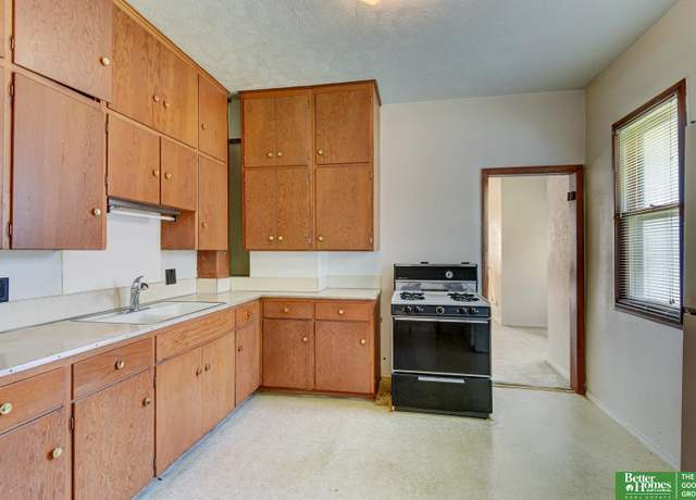 Property at 1510 S 32 Ave, Omaha, NE 68105, 3 beds, 2 baths