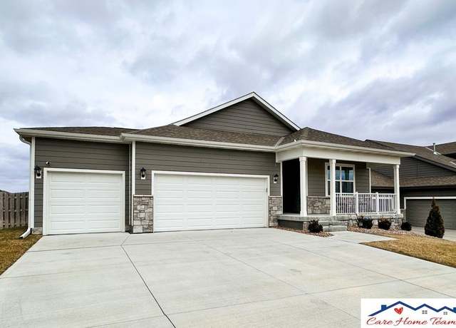 Property at 4512 Lawnwood Dr, Papillion, NE 68133, 3 beds, 2.5 baths