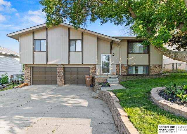 Property at 2007 Nottingham Dr, Bellevue, NE 68123, 3 beds, 2 baths