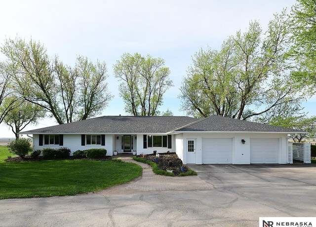 Property at 1023 Skyline Dr, Fremont, NE 68025, 3 beds, 3.5 baths