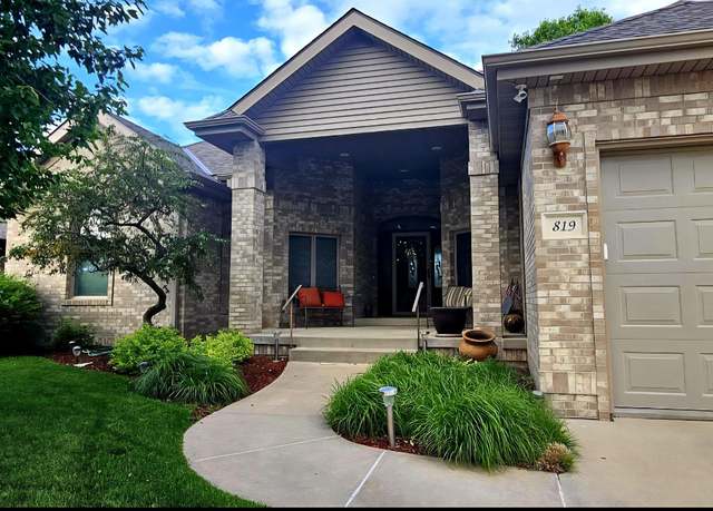 Property at 819 S Country Club Ave, York, NE 68467, 4 beds, 3.5 baths