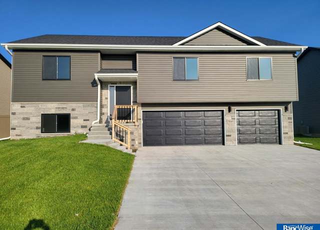 Property at 5843 SW 9th St, Lincoln, NE 68523, 4 beds, 3 baths