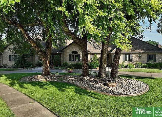 Property at 900 Saint Andrews Ct, York, NE 68467, 5 beds, 4.5 baths