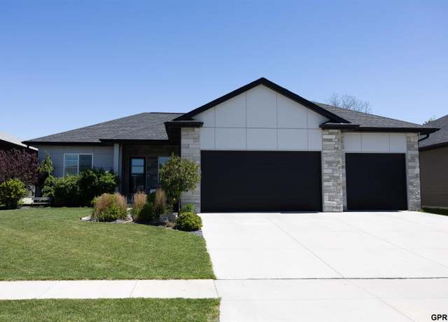 Property at 9822 S 80th St, Lincoln, NE 68516, 5 beds, 3 baths