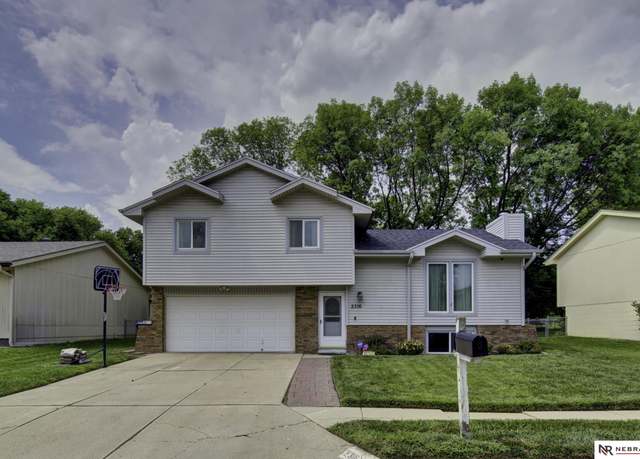Property at 2316 Georgetown Pl, Bellevue, NE 68123, 3 beds, 2 baths