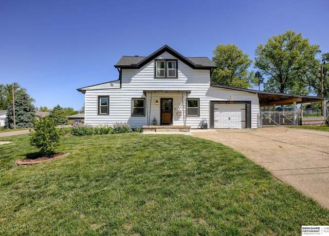 Property at 4332 Vinton St, Omaha, NE 68105, 3 beds, 2 baths