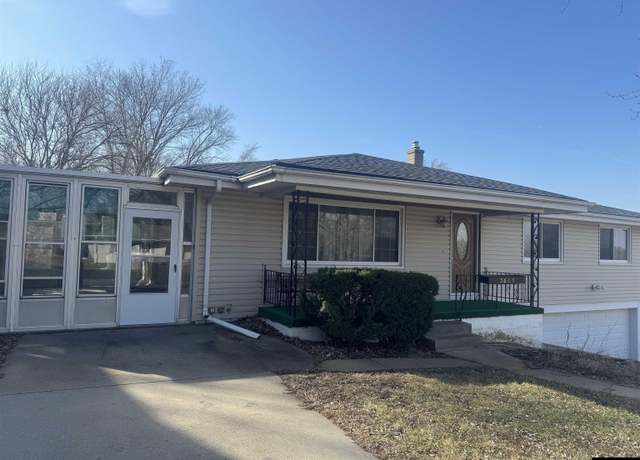 Property at 5609 Camden Ave, Omaha, NE 68104, 4 beds, 1.5 baths