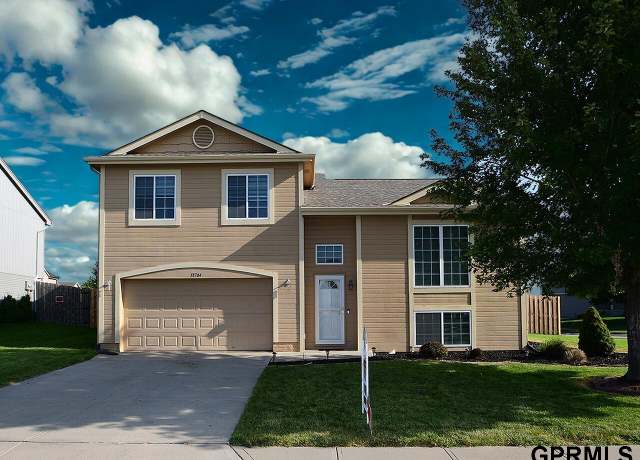 Property at 18704 Washington St, Omaha, NE 68135, 3 beds, 2.5 baths
