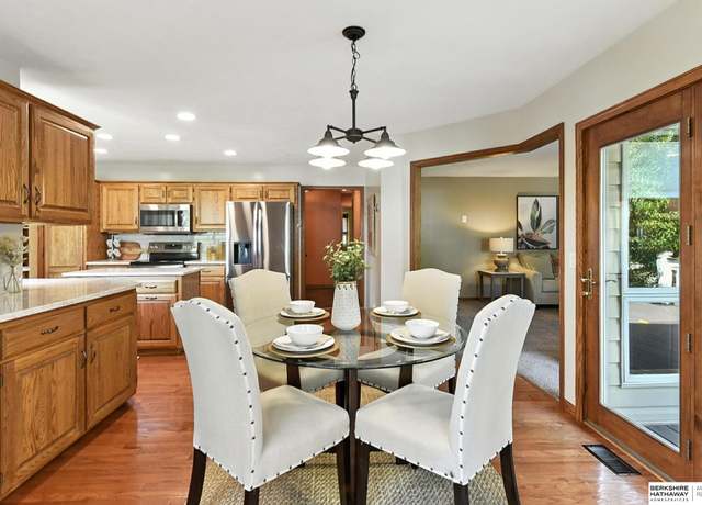 Property at 805 Valentine Ln, Papillion, NE 68046, 4 beds, 3.5 baths