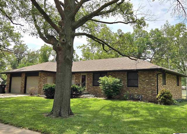 Property at 815 N 16th St, Beatrice, NE 68310, 2 beds, 2.5 baths