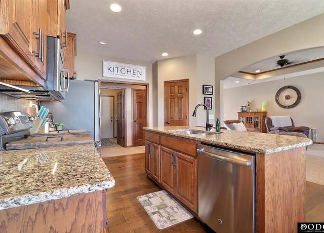 Property at 1015 Eastwood Dr, Fremont, NE 68025, 4 beds, 3 baths