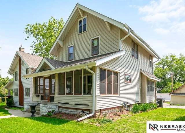 Property at 2205 Hanscom Blvd, Omaha, NE 68105, 4 beds, 1 bath