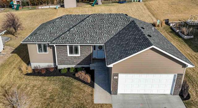 Photo of 910 Fairway Ct, Crete, NE 68333
