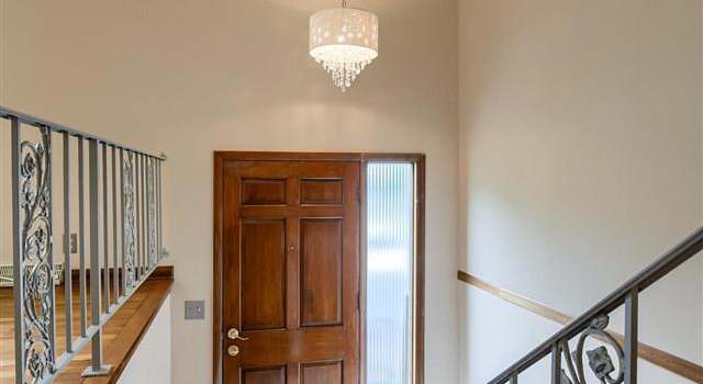 Photo of 705 Crest Dr, Papillion, NE 68046
