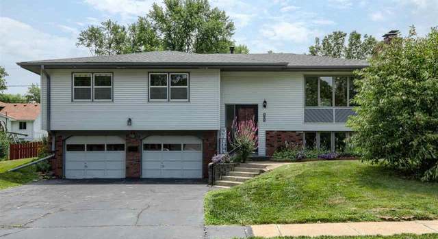 Photo of 705 Crest Dr, Papillion, NE 68046