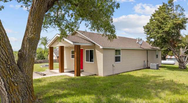 Photo of 1811 Mendenhall Ave, Fairbury, NE 68352
