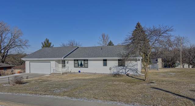 Photo of 104 Walnut Cir, Weeping Water, NE 68463