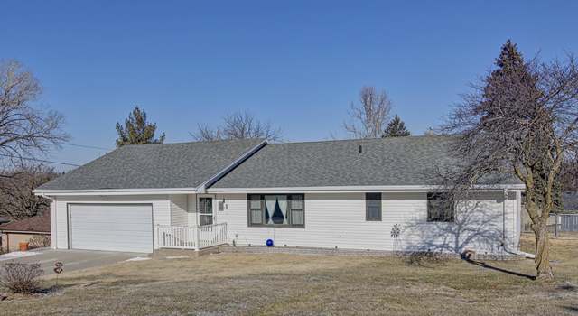Photo of 104 Walnut Cir, Weeping Water, NE 68463
