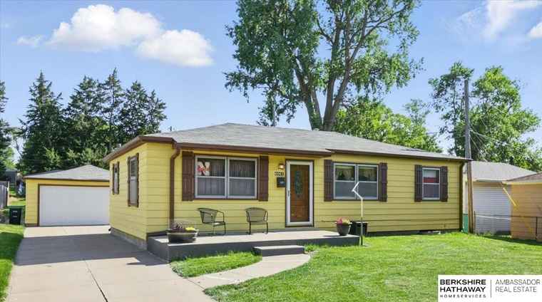 Photo of 6061 Buckingham Ave Omaha, NE 68117
