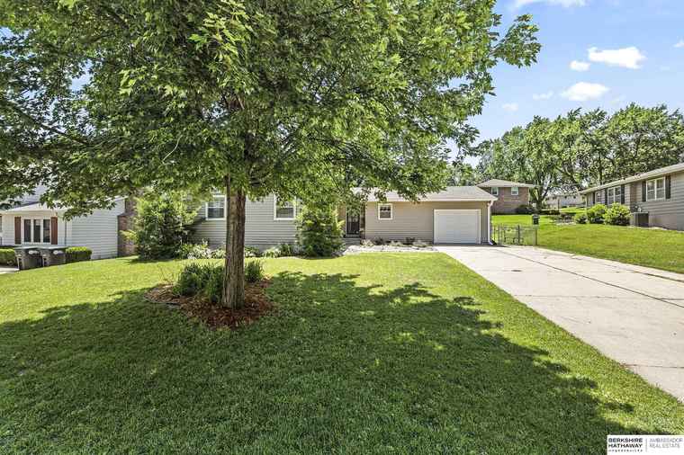 Photo of 11667 Westwood Ln Omaha, NE 68144