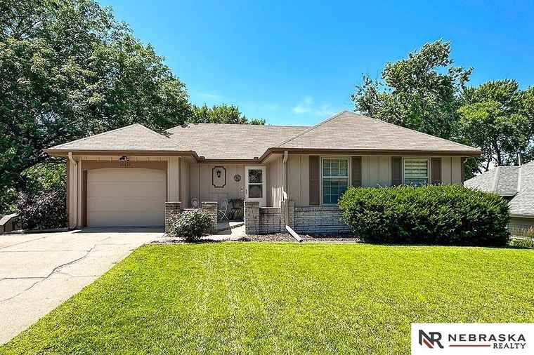 Photo of 11417 R St Omaha, NE 68137