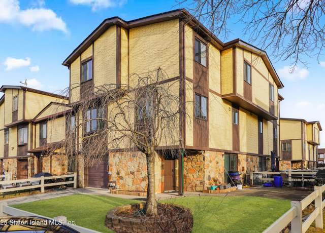 Property at 17 Parkview Loop, Staten Island, NY 10314, 3 beds, 2.5 baths