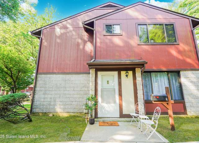 Property at 2 Belmar Dr E, Staten Island, NY 10314, 3 beds, 1.5 baths