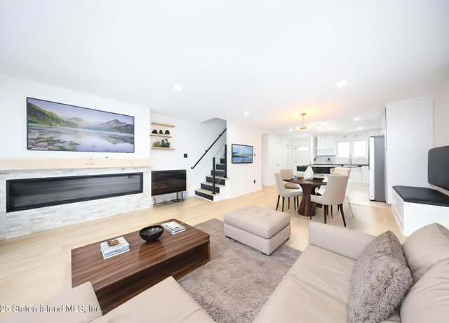 Property at 542 Golf View Ct, Staten Island, NY 10314, 3 beds, 2.5 baths