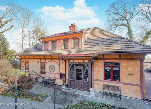 Property at 15 Douglas Rd, Staten Island, NY 10304, 3 beds, 2.5 baths