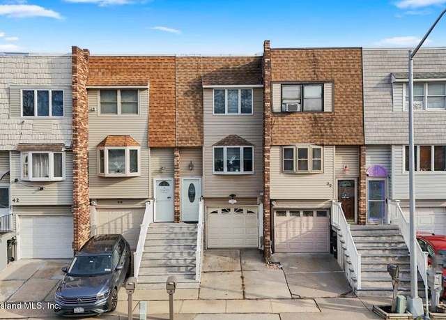 Property at 36 Daffodil Ct, Staten Island, NY 10312, 3 beds, 1.5 baths