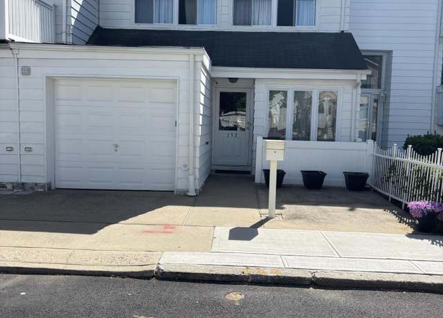 Property at 153 Carlyle Grn, Staten Island, NY 10312, 3 beds, 1.5 baths