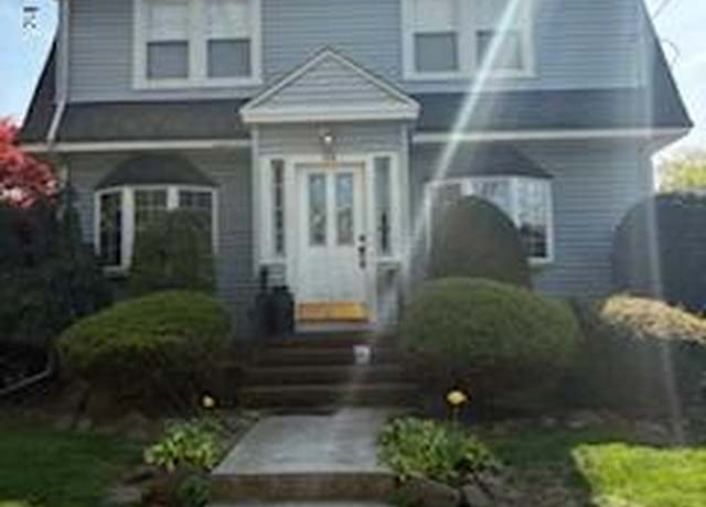 Property at 24 Bancroft Ave, Staten Island, NY 10306, 4 beds, 1.5 baths