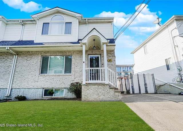 Property at 27 Sonia Ct, Staten Island, NY 10309, 3 beds, 2.5 baths