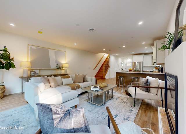 Property at 36 Harris Ln, Staten Island, NY 10309, 4 beds, 3.5 baths