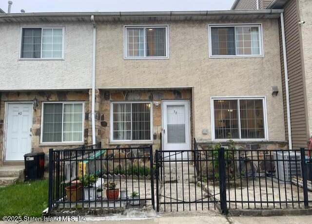 Property at 38 Skyline Dr, Staten Island, NY 10304, 3 beds, 1.5 baths