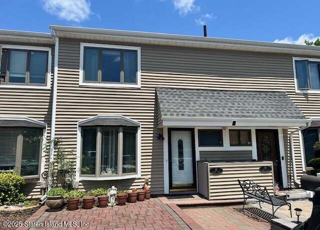 Property at 19 Meadow Ct, Staten Island, NY 10309, 2 beds, 2.5 baths