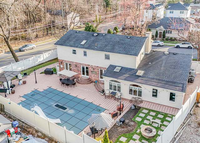 Property at 81 Hillis St, Staten Island, NY 10312, 4 beds, 3.5 baths