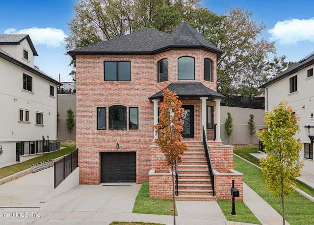 Property at 7 Torrice Loop, Staten Island, NY 10309, 5 beds, 3.5 baths