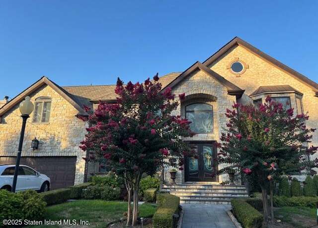 Property at 25 Blue Heron Ct, Staten Island, NY 10312, 5 beds, 4.5 baths