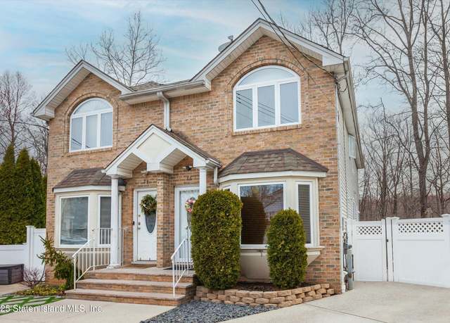 Property at 25 Gwenn Loop, Staten Island, NY 10314, 3 beds, 2.5 baths