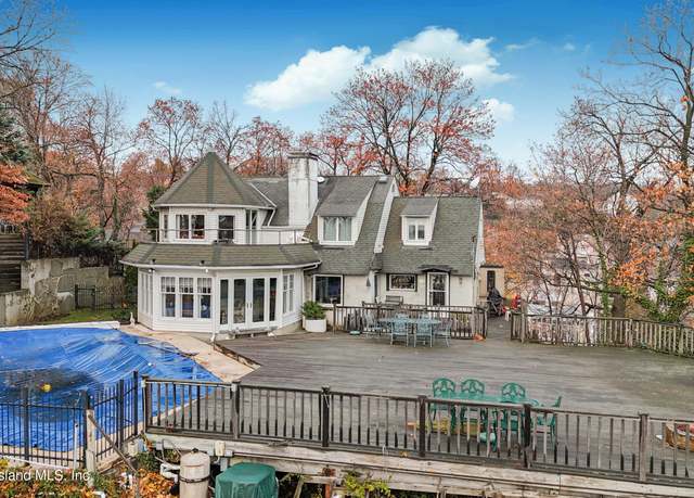 Property at 45 East Loop Rd, Staten Island, NY 10304, 4 beds, 3.5 baths